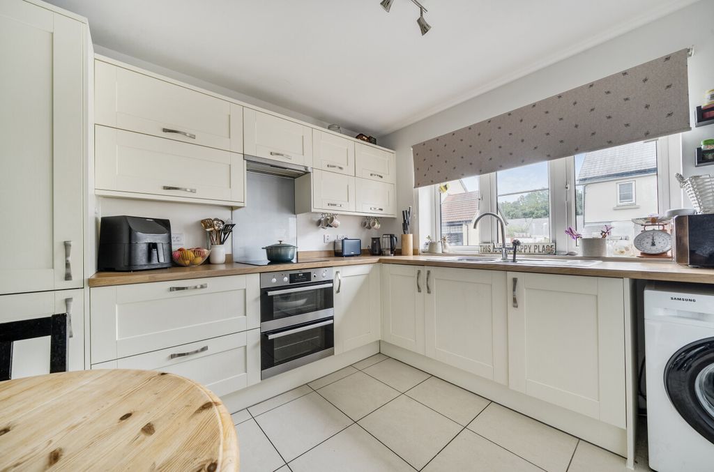 Property photo 2 of 10 Kitchen