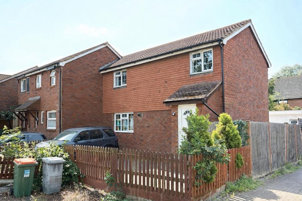 Property photo 2 of 11 House At Beckton For Sale At E6 By Barrain London