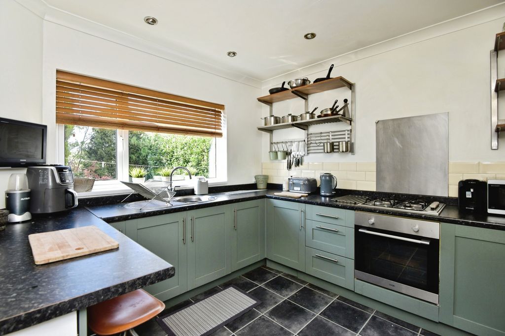 Property photo 2 of 21 Fitted Kitchen