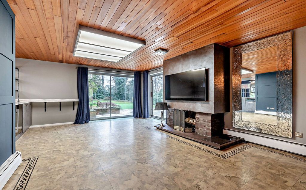 Property photo 3 of 18 Living/Games Room
