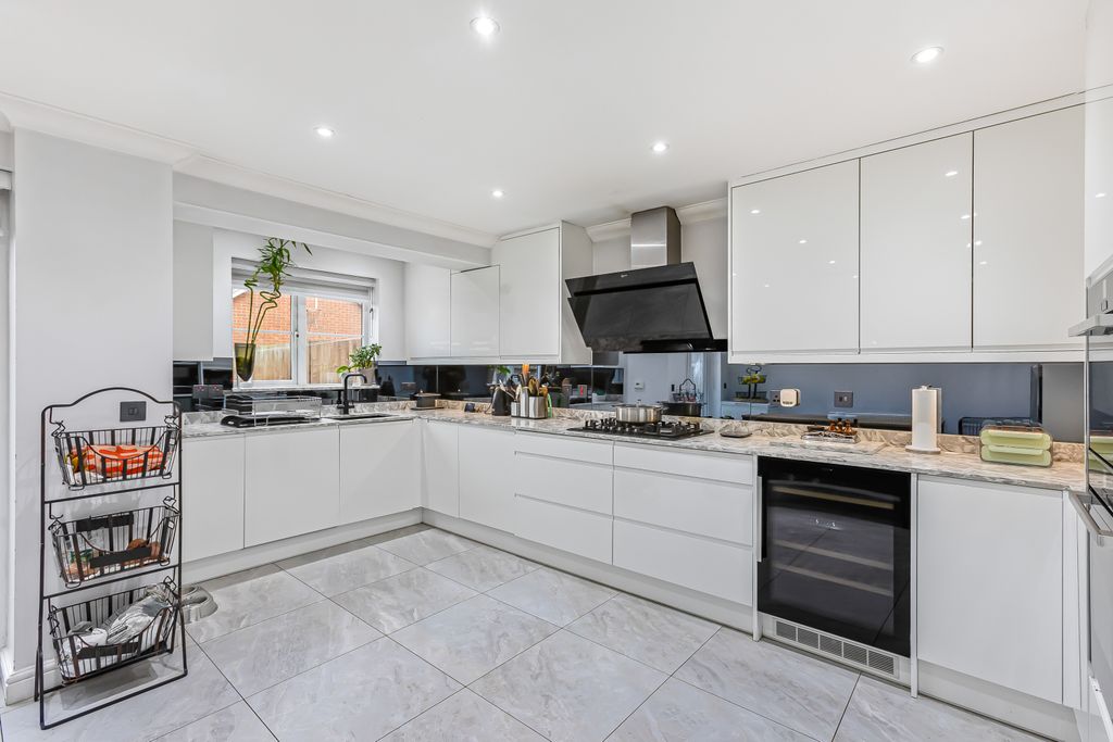 Property photo 2 of 11 Kitchen