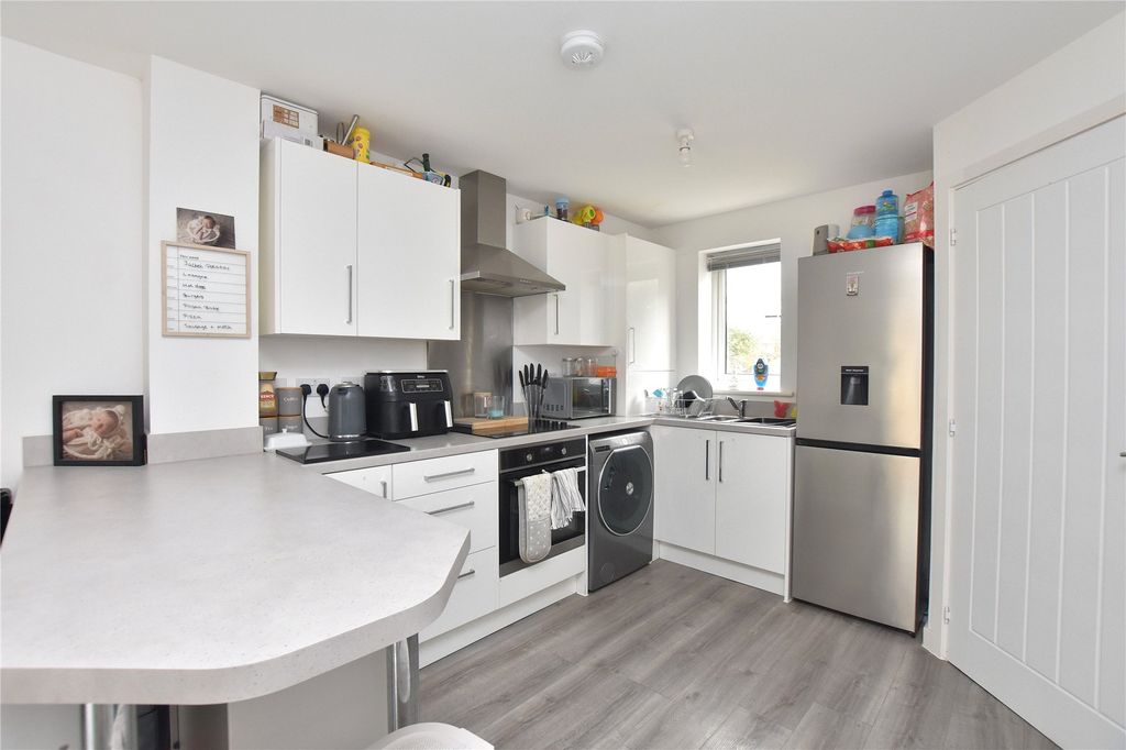 Property photo 3 of 10 Kitchen