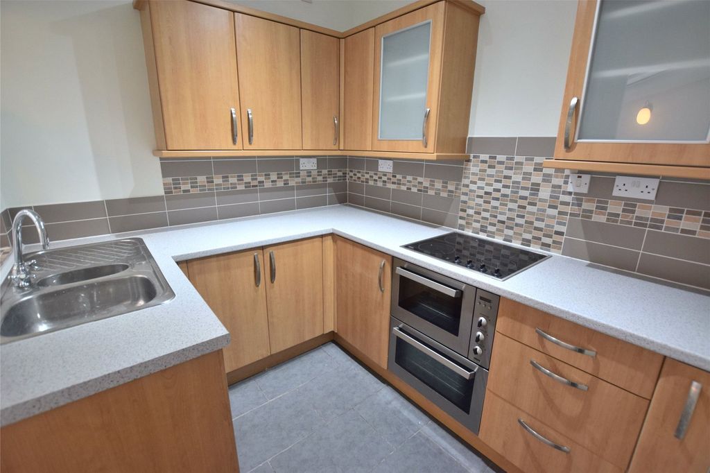 Property photo 3 of 10 Kitchen