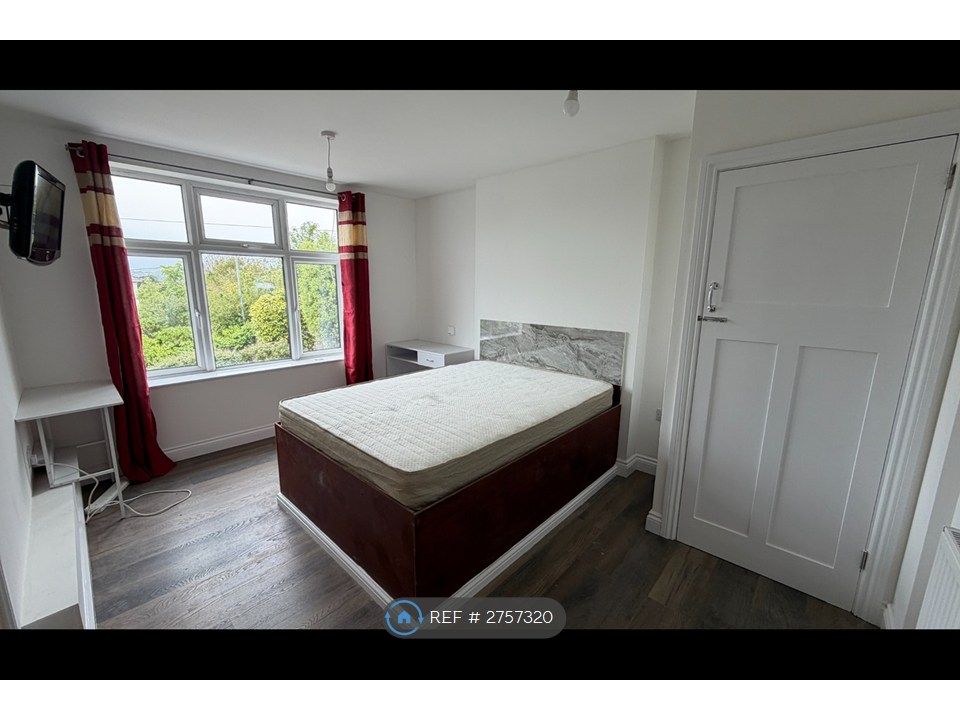 Property photo 3 of 7 Room 6