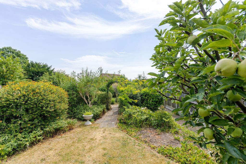 Property photo 3 of 19 Garden 2