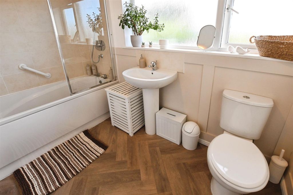 Property photo 3 of 11 Bathroom