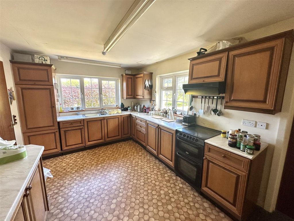 Property photo 3 of 25 Kitchen