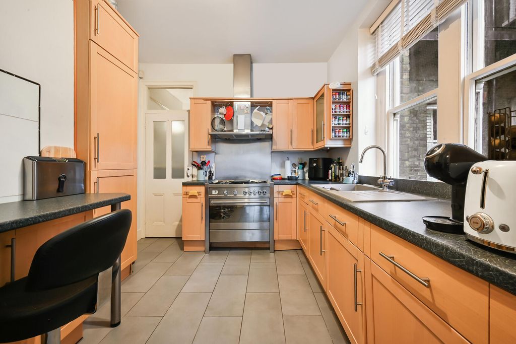 Property photo 3 of 9 Kitchen