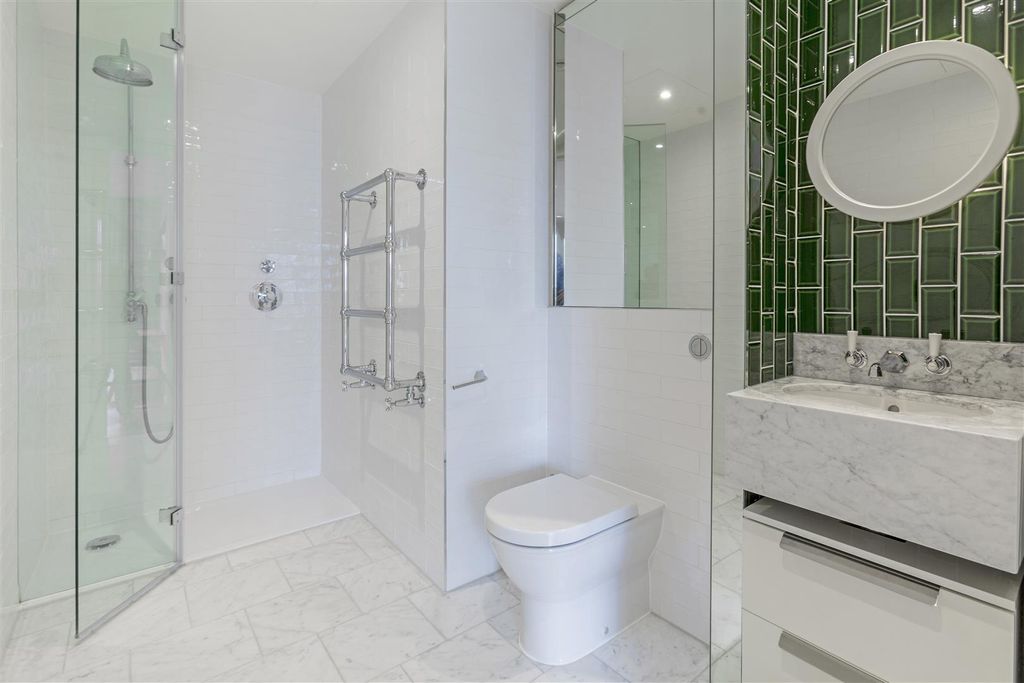 Property photo 2 of 19 Bathroom