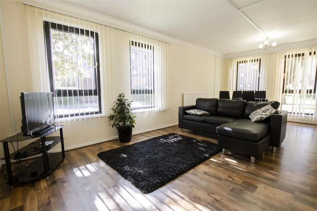 Property photo 1 of 6 Living Room