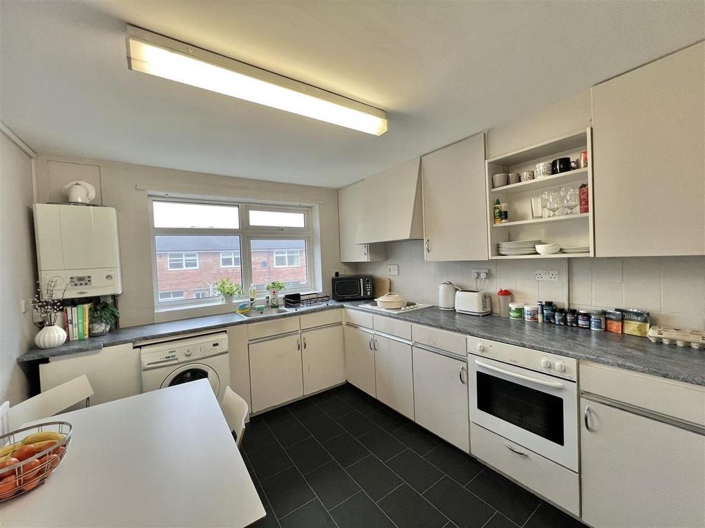 Property photo 3 of 11 Kitchen