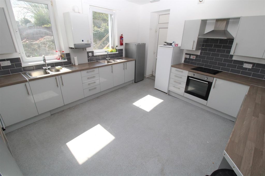 Property photo 2 of 10 Spacious Modern Kitchen With Bright Natural Light...