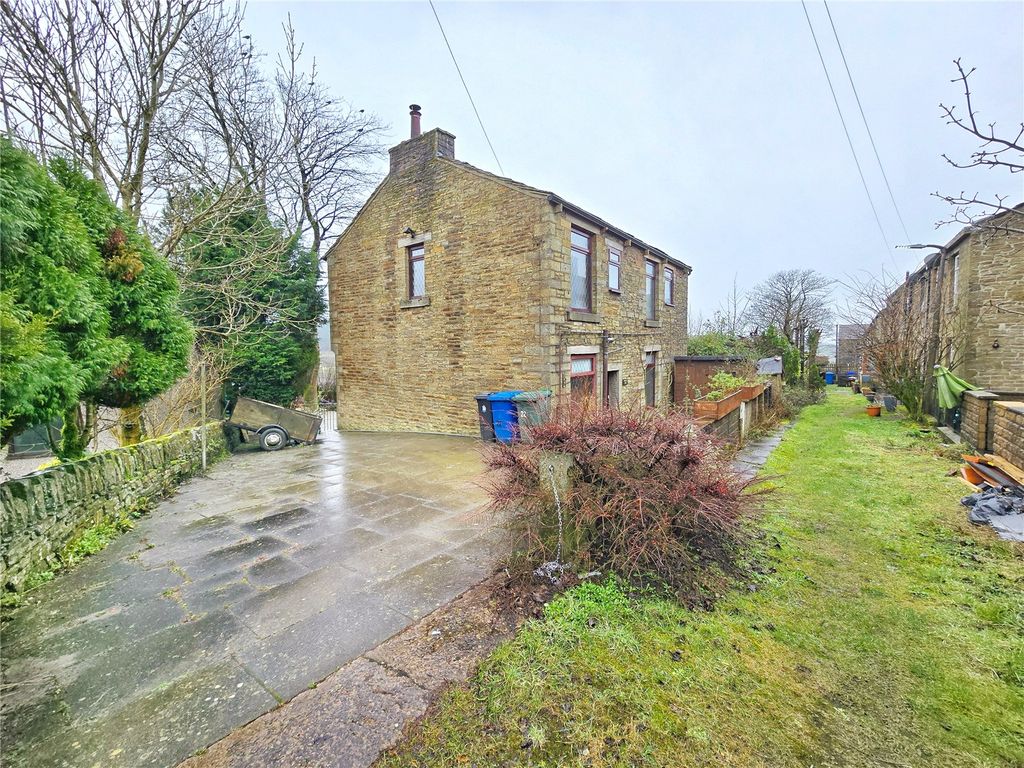 Property photo 2 of 16 Deatched With Drive