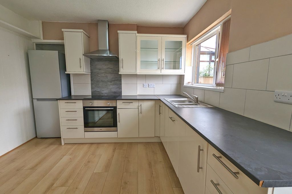 Property photo 2 of 10 6
