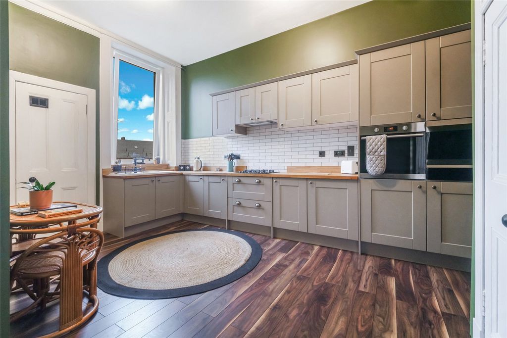 Property photo 3 of 19 Kitchen
