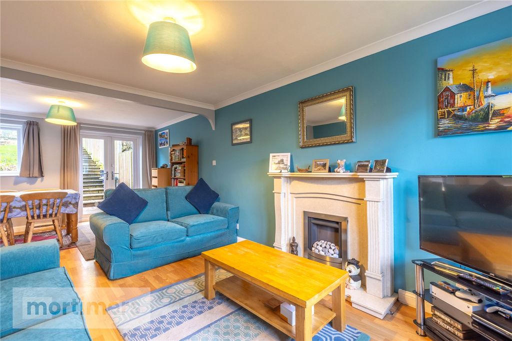 Property photo 2 of 22 Living Room