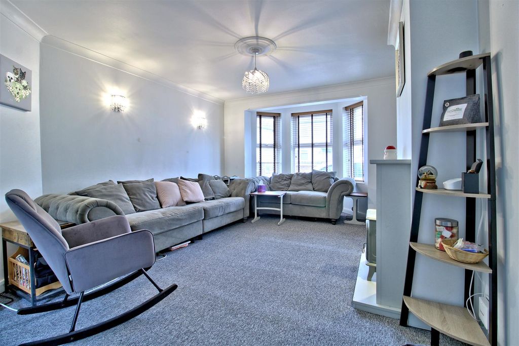 Property photo 3 of 30 Lounge