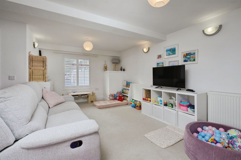 Property photo 3 of 14 Lounge: