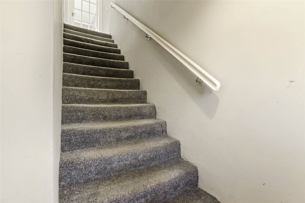 Property photo 2 of 21 Entrance