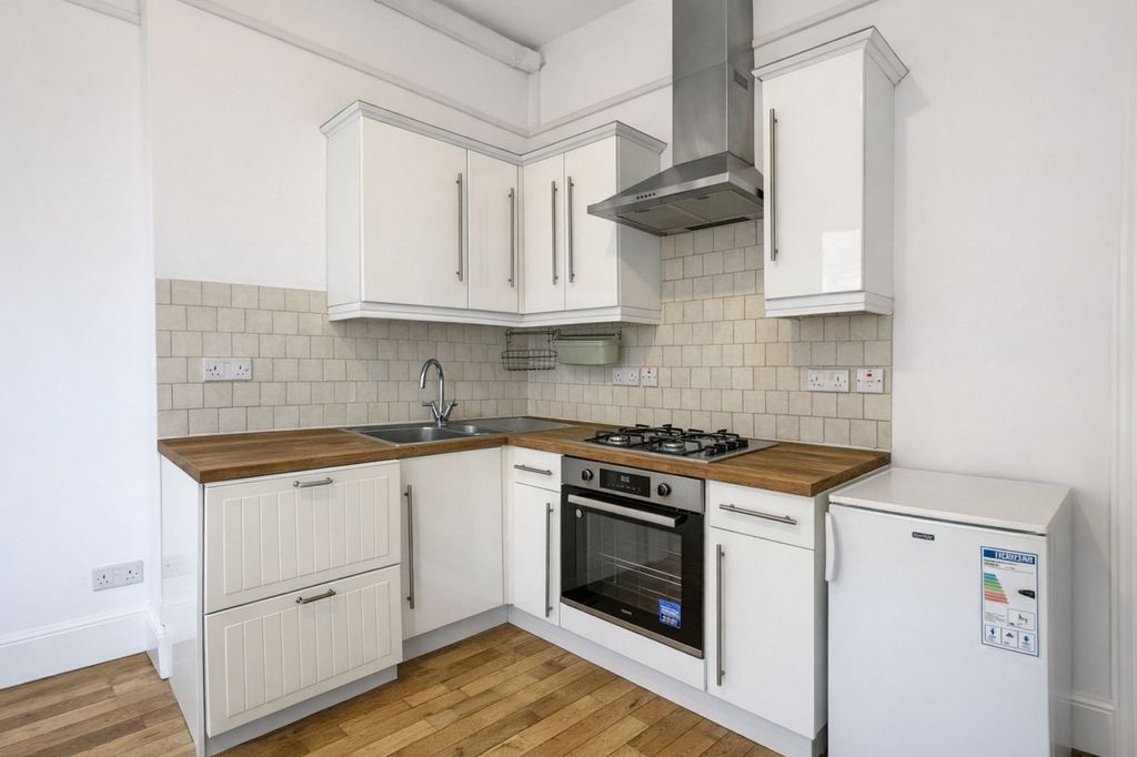 Property photo 3 of 9 Kitchen