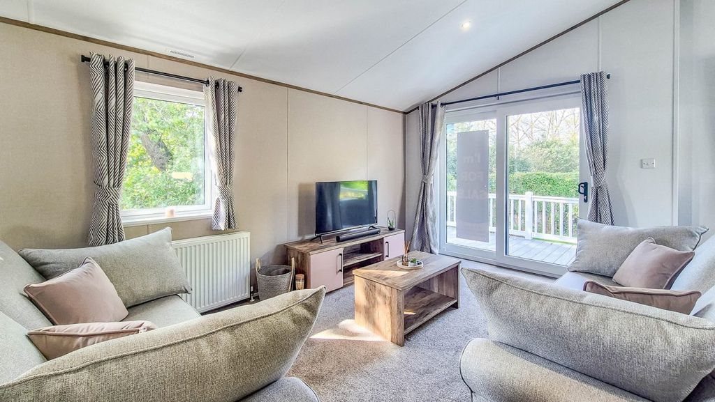 Property photo 2 of 23 Untitled 8