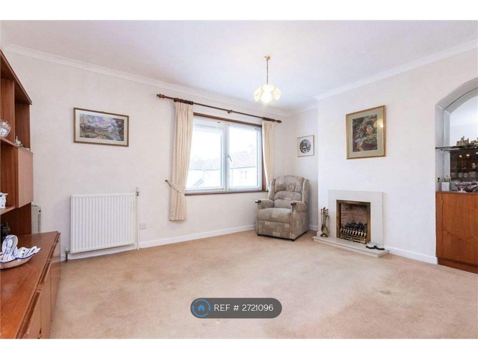 Property photo 3 of 7 Hall