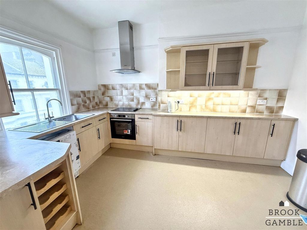 Property photo 3 of 10 01323 438506