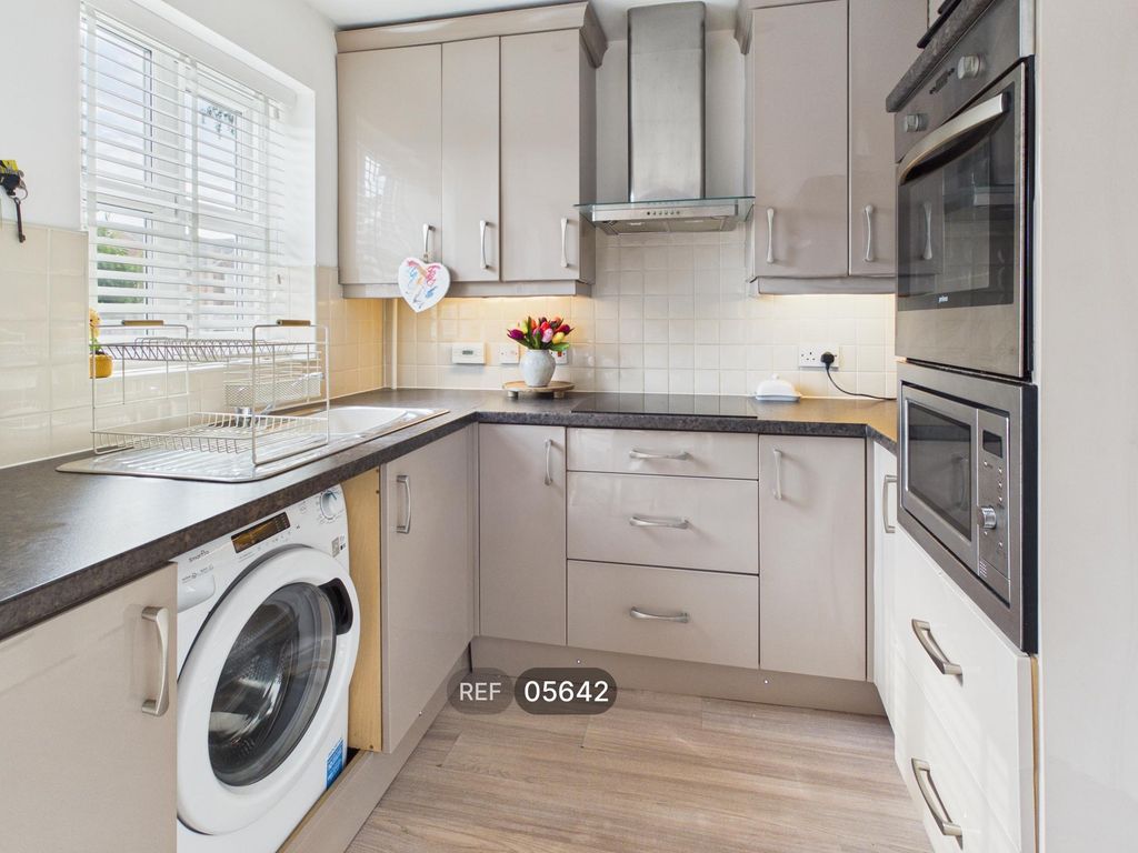 Property photo 2 of 11 Kitchen