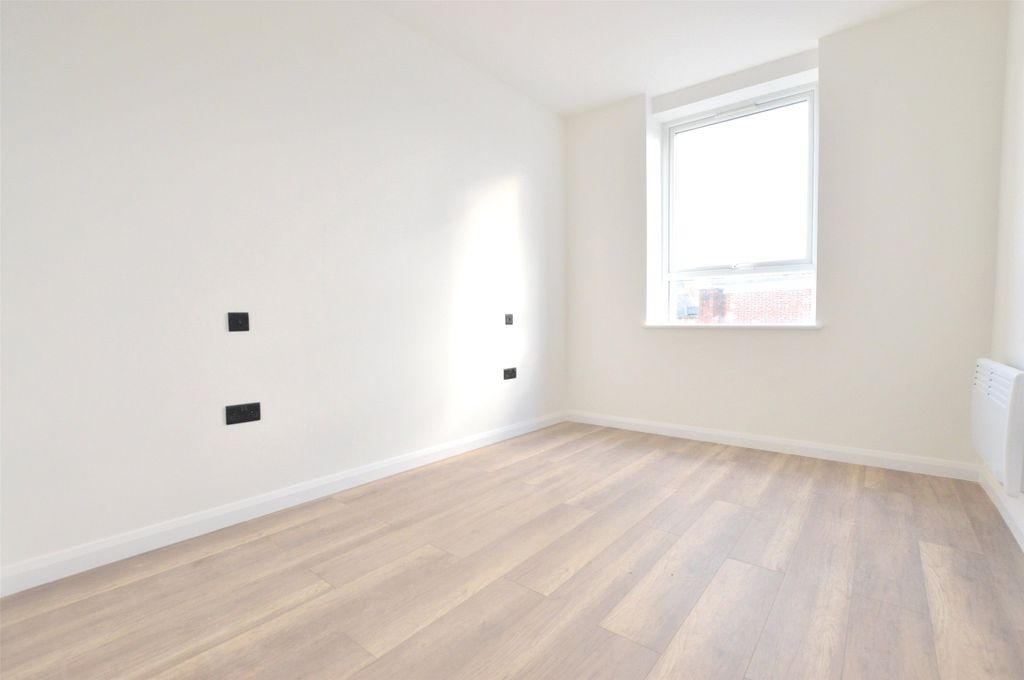 Property photo 1 of 6 Bedroom