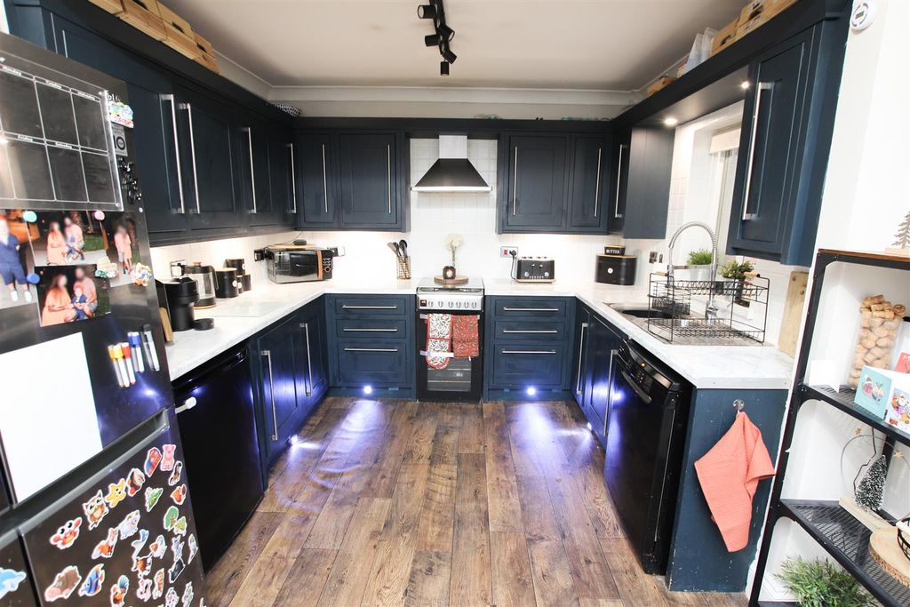 Property photo 3 of 20 Dining Kicthen