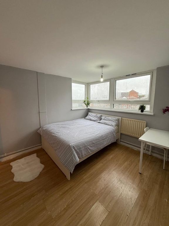 Property photo 1 of 12 Room 3- £700 Available Now