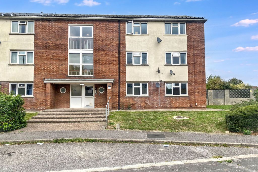 Property photo 1 of 12 Flat 2, Neeld Crescent, Chippenham, Wiltshire, Sn14 0Ht
