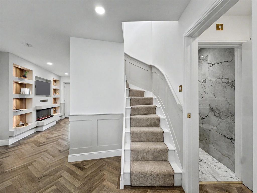 Property photo 2 of 27