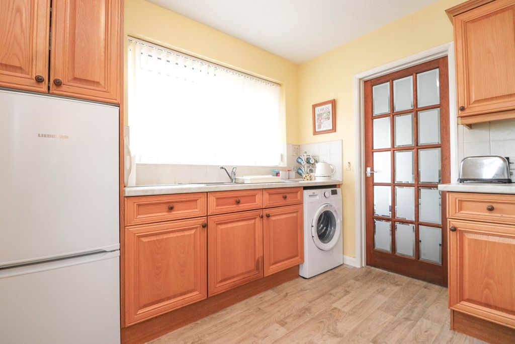 Property photo 3 of 17 Kitchen