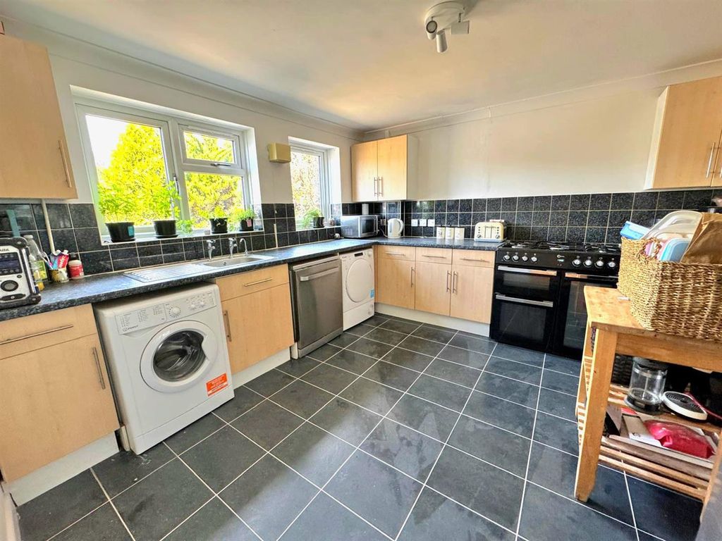 Property photo 3 of 12 Kitchen