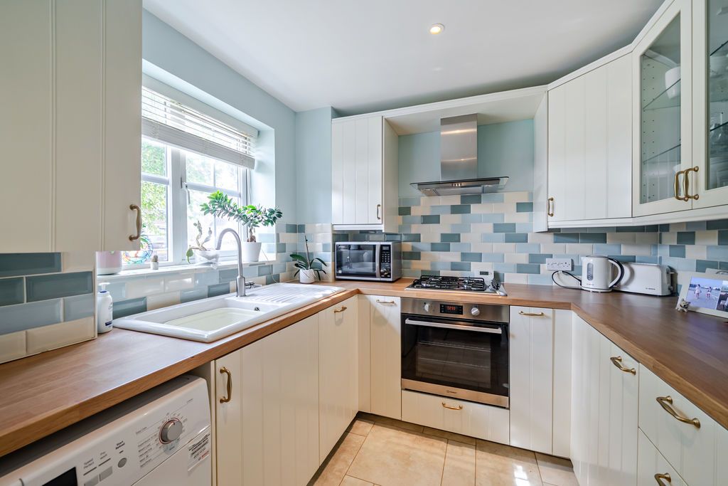 Property photo 2 of 9 Kitchen
