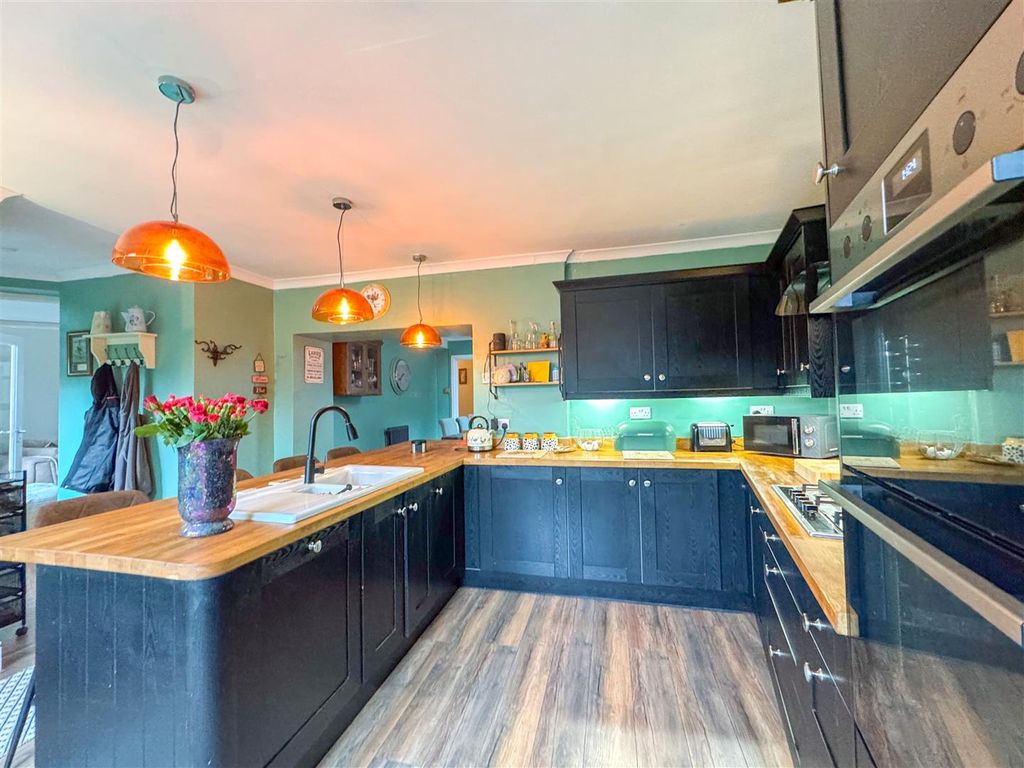 Property photo 3 of 20 Kitchen / Breakfast Room