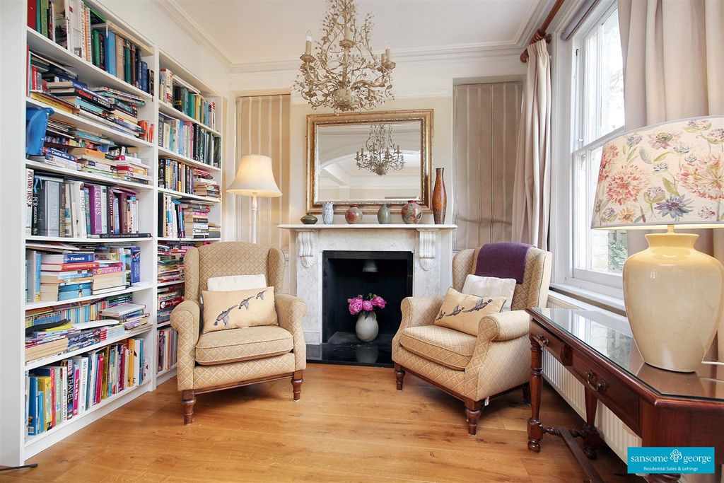 Property photo 3 of 31 Sitting Area