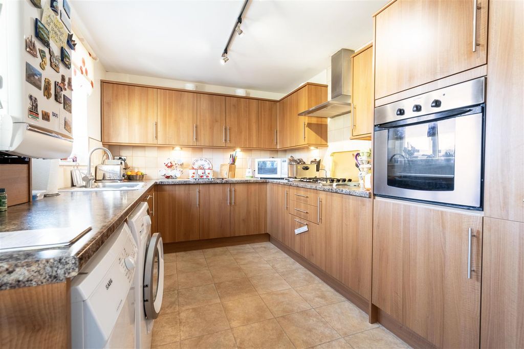 Property photo 2 of 11 Kitchen