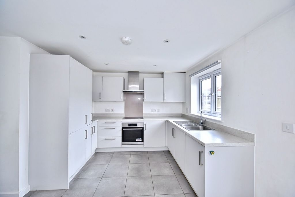 Property photo 2 of 12 Kitchen