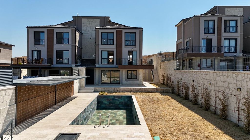 Property photo 2 of 28