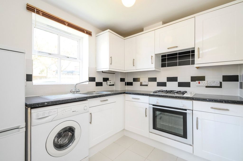 Property photo 3 of 10 Kitchen