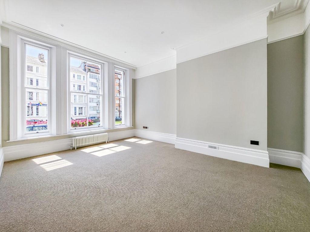 Property photo 3 of 13 Show Flat