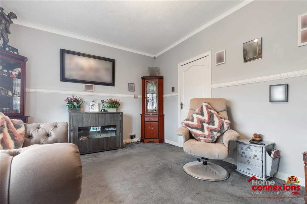 Property photo 3 of 28 Lounge (2)