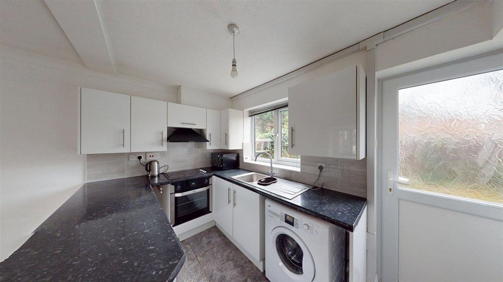 Property photo 3 of 11 Kitchen