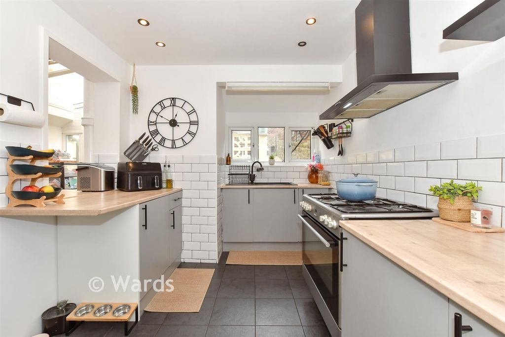 Property photo 3 of 17 Kitchen