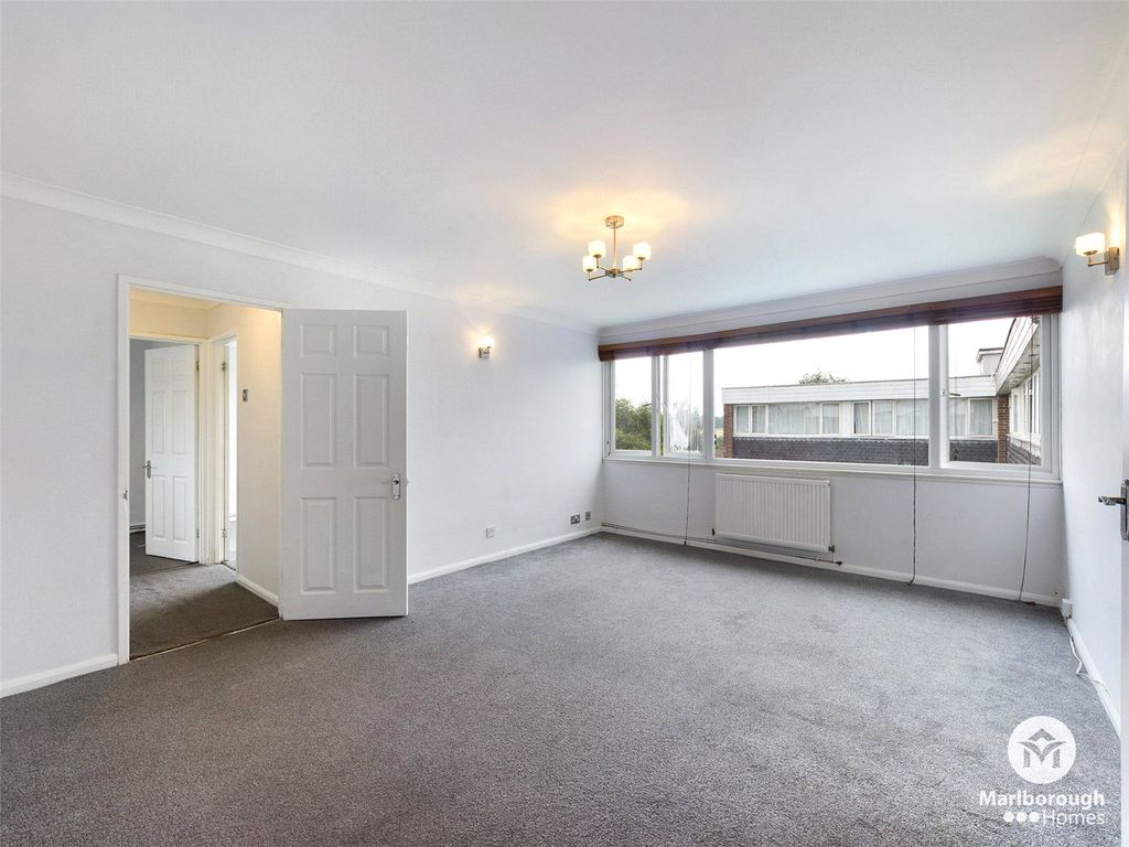 Property photo 2 of 18 The Ridings Ig7