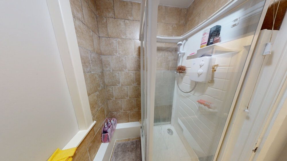 Property photo 3 of 7 A Clean And Well-Maintained Bathroom With A Large ...