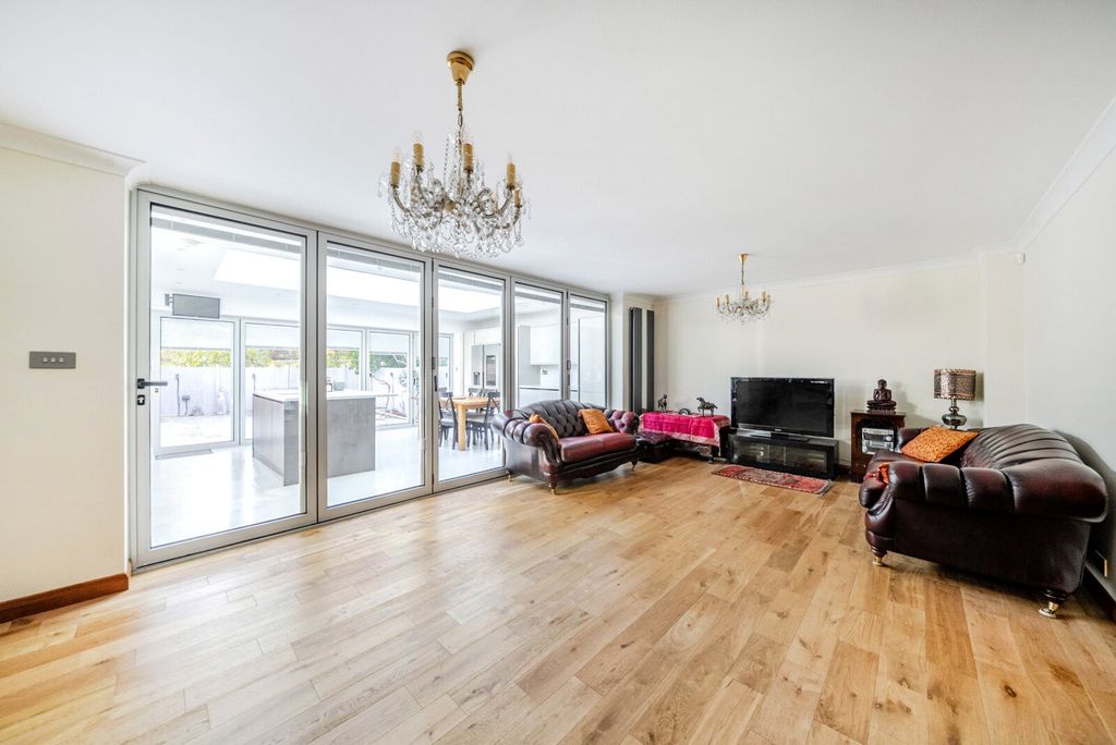 Property photo 3 of 12 Lounge