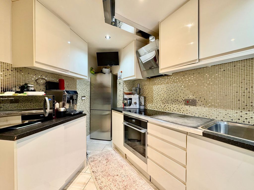 Property photo 3 of 19 Kitchen